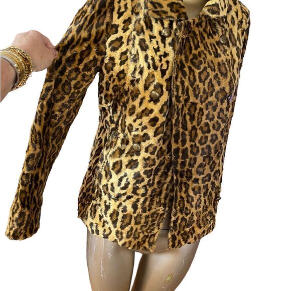 Double breasted faux cheetah jacket. Soft lined beautiful condition. Size 6. - Picture 10 of 14